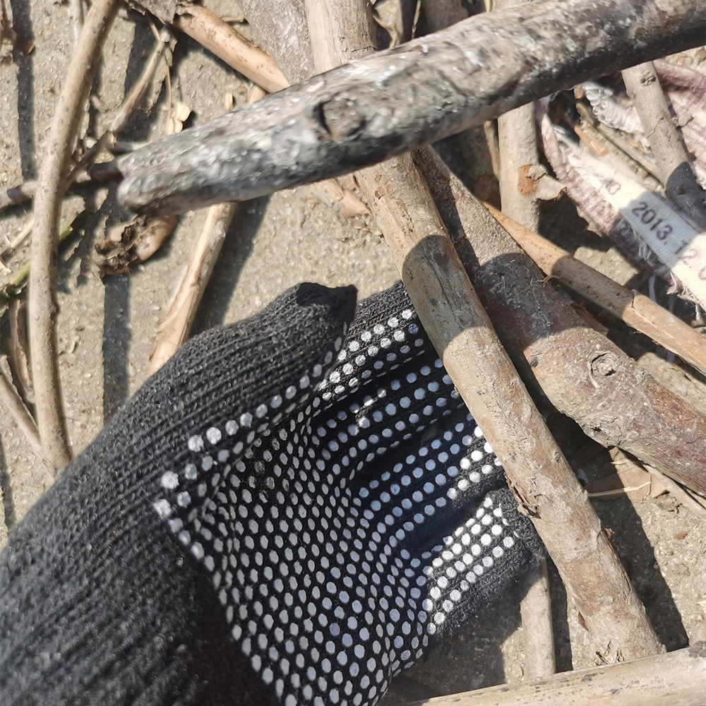 Children's knitted grippy gloves