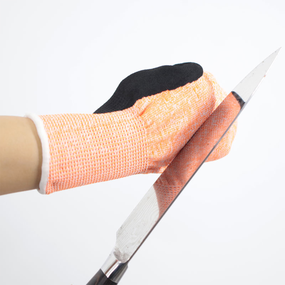 Dipped nitrile thickened coating cut-resistant gloves