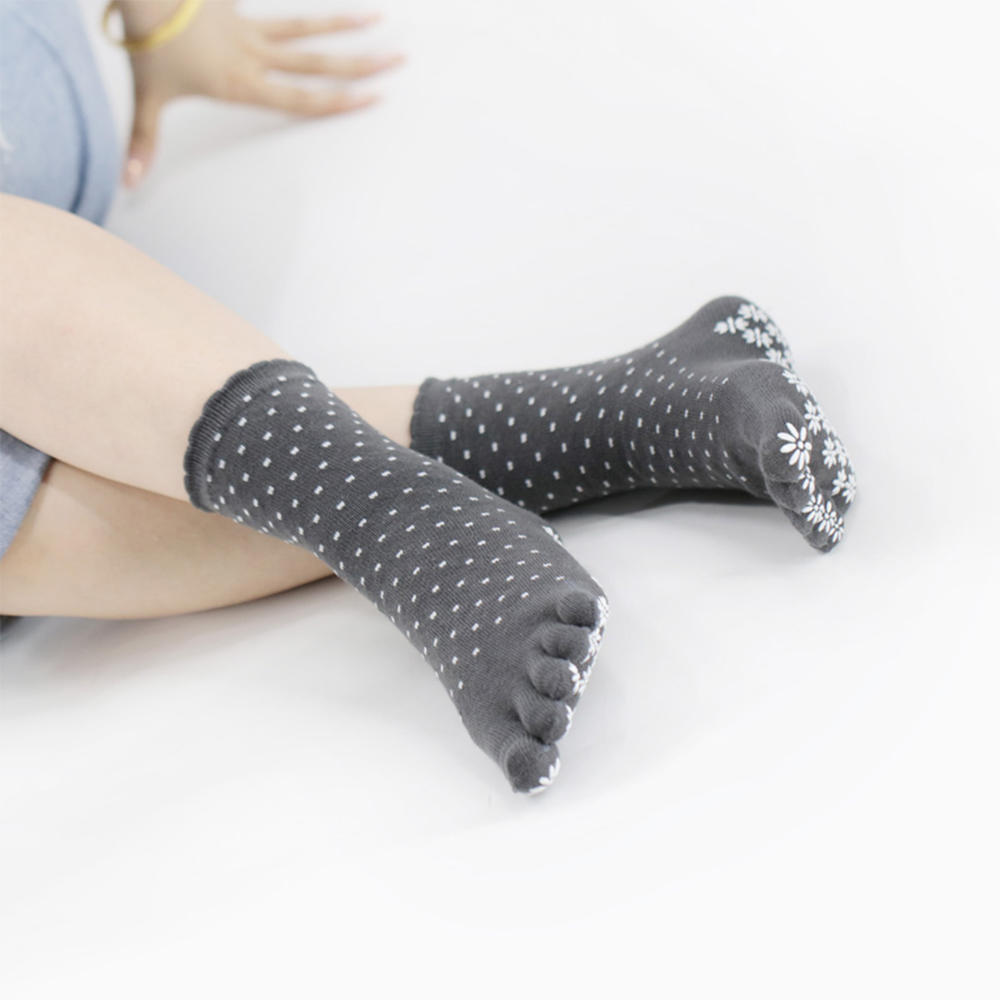 Silicone non slip five toe high top yoga socks